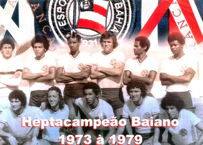 Craques do Bahia nos anos 70. Em p&eacute;, os dois &uacute;ltimos da esquerda para a direita s&atilde;o Baiaco e Edmilson Pombinho. Agachados, o segundo &eacute; Douglas e o quarto &eacute; Fito Neves. Foto enviada por Edmilson Filho
