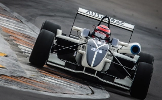Piloto de 16 anos foi o mais rápido do dia. Melhor marca anterior era dele mesmo