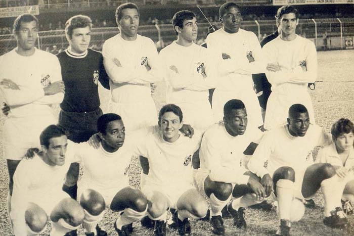 Camisas compridas para os jogadores santistas em jogo noturno. Em p&eacute;, da esquerda para a direita: Carlos Alberto Torres, Cl&aacute;udio, Ramos Delgado, Clodoaldo, Joel e Rildo. Agachados: Toninho Guerreiro, Lima, Douglas, Pel&eacute; e Edu. Foto enviada por Ligia Mauriz