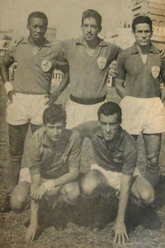 Portuguesa em 1964. Em pé: Ivair, Henrique e Nair. Agachados: Neivaldo e Nilson. Foto da Revista do Esporte, 297, de 1964