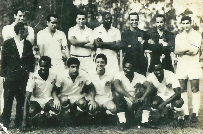 Equipe santista em excurs&atilde;o por Santa Catarina, em 1967. Em p&eacute;, da esquerda para a direita (atr&aacute;s do homem de palet&oacute;) est&aacute; Carlos Alberto Torres, seguido por Zito, Ramos Delgado, Joel Camargo, Gylmar, &Eacute;lcio (goleiro reserva) e Rildo. Agachados: Wilson Tergal, Clodoaldo, Douglas, Coutinho e Edu. Contundidos, Pel&eacute; e La&eacute;rcio, n&atilde;o estiveram presentes na excurs&atilde;o santista. Foto enviada por Em&iacute;lio A. Duva