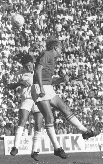 Douglas, do Santos, disputa a bola com o zagueiro John Paul, do Am&eacute;rica-SP. Foto enviada por Fl&aacute;vio Adauto