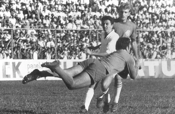 Ap&oacute;s a sa&iacute;da do goleiro Raul Marcel, John Paul observa a defesa antes do atacante Douglas chegar na bola. Foto enviada por Fl&aacute;vio Adauto

