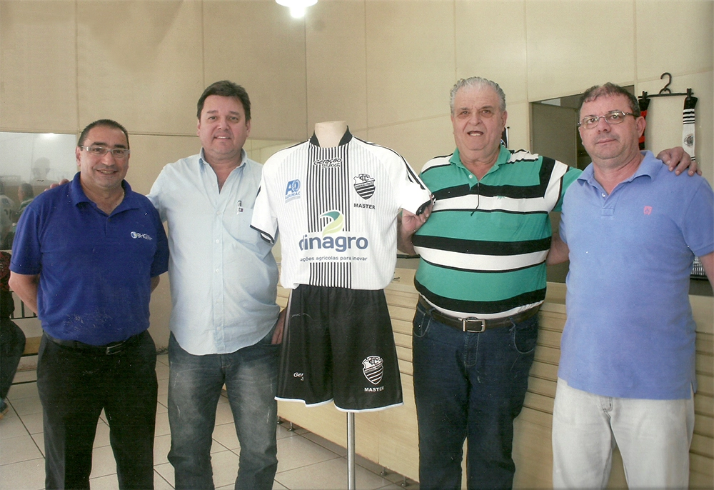 Da esquerda para a direita, Betinho (ex-Juventus e Santo André), Maurício (sócio-proprietário da empresa Dinagro), Tomires (ex-XV de Jaú, Ituveravense, Ferroviário, Araçatuba e Comercial de Ribeirão Preto) e Luizinho (proprietário da empresa Geração Sport). Foto envida por Tomires