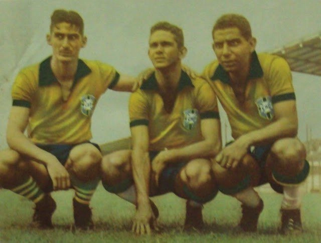 Seleção brasileira em 1954, Julinho Botelho, Humberto Tozzi e Rodrigues. Foto da Revista Esporte Ilustrado de 1954.