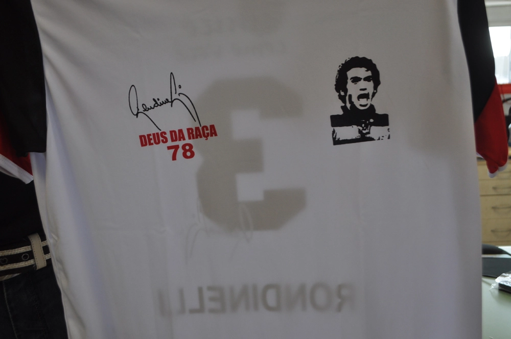 Camisa personalizada de Rondinelli, que o ex-jogador trouxe à redação do Portal Terceiro Tempo em 17 de abril de 2018. Foto: Marcos Júnior Micheletti/Portal TT