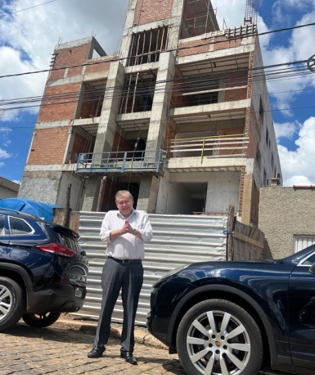 Milton, no dia 11 de abril de 2025, em frente ao Edifício Lenice Neves, em obras, com previsão de concluído em junho de 2025