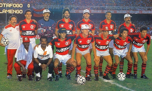 Flamengo campeão brasileiro de 1992. Em pé: um membro da comissão técnica, Gélson Baresi, Gilmar Rinaldi, Wilson Gottardo, Charles Guerreiro, Piá e Júnior. Agachados: dois massagistas, Júlio César, Gaúcho, Zinho, Fabinho e Uidemar. O Fla bateu o Botafogo. O vovô Júnior comandou em campo o time rubro-negro.