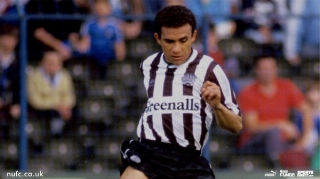 Atacante defendeu o Newcastle e foi o primeiro do país em times ingleses. Foto: Newcastle United/Reprodução/Via UOL