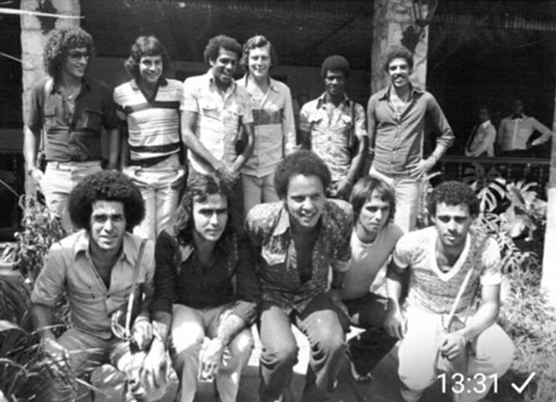 Jogadores do Cruzeiro e do Atlético-MG formando uma seleção das boas nos anos 70. Em pé, da esquerda para a direita: Nelinho, Zezinho Figueroa, Vantuir, Raul, Vanderlei e Toninho Cerezo. Agachados: Eduardo, Marcelo Oliveira, Reinaldo, Flamarion e Joãozinho