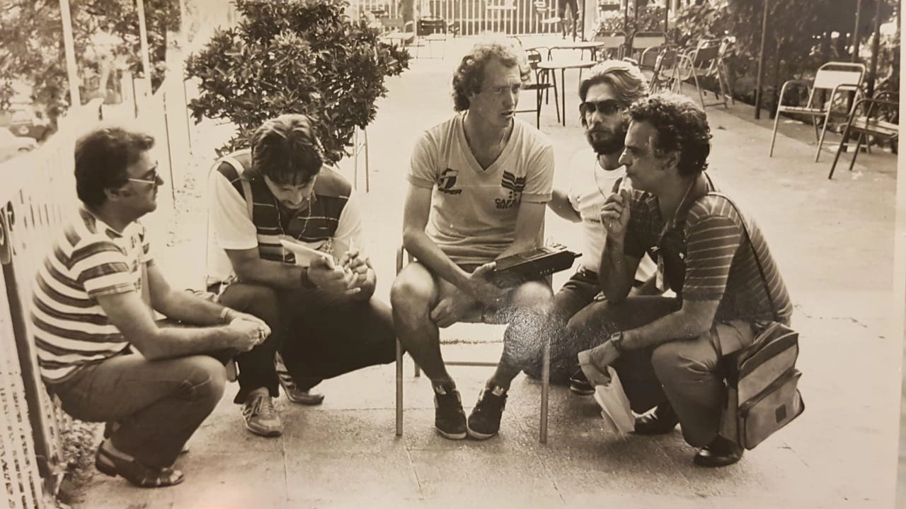 Em Barcelona, durante a Copa de 1982, jornalistas do jornalistas do Jornal da Tarde entrevistam Falcão. Da esquerda para a direita: Vital Battaglia, José Eduardo Savóia, Falcão, Mario Schwarz e Roberto Avallone. Foto: Divulgação