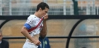 Hernanes dá camisa do SPFC da final para menino portador de doença rara