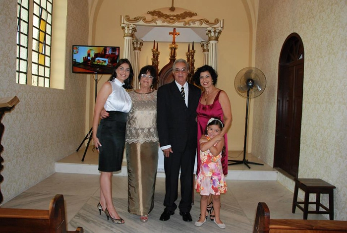 O casal Ita e Walda comemorando Bodas de Ouro, em 22 de dezembro de 2013 ao lado das filhas Itala Kelly e Carla Valéria e da netinha Gabriela