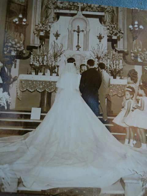 Walda no altar com Ita. Seu vestido de casamento tinha três metros de comprimento e 15 metros de roda. A própria Walda se maquiou para o casamento. Foto: arquivo pessoal de Walda