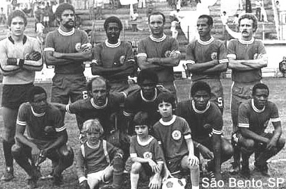 A foto do dia 30 de abril de 1978, mostra o time do São Bento de Sorocaba que perdeu por 1 a 0 do Juventus no Torneio Incentivo daquele ano. A partida foi realizada em Sorocaba, no interior de São Paulo, e foi apitada pelo árbitro Oscar Oscolfaro, para um público de 21 mil pessoas. Confira, em pé, da esquerda pra direita: Godoi, Batata (filho de Baltazar), Chiru, Arlindo Galvão, Pitanga e Arlindo Nilo. Agachados: Américo, Lance, Candinho (irmão de Paraná), Davi e Paraná.