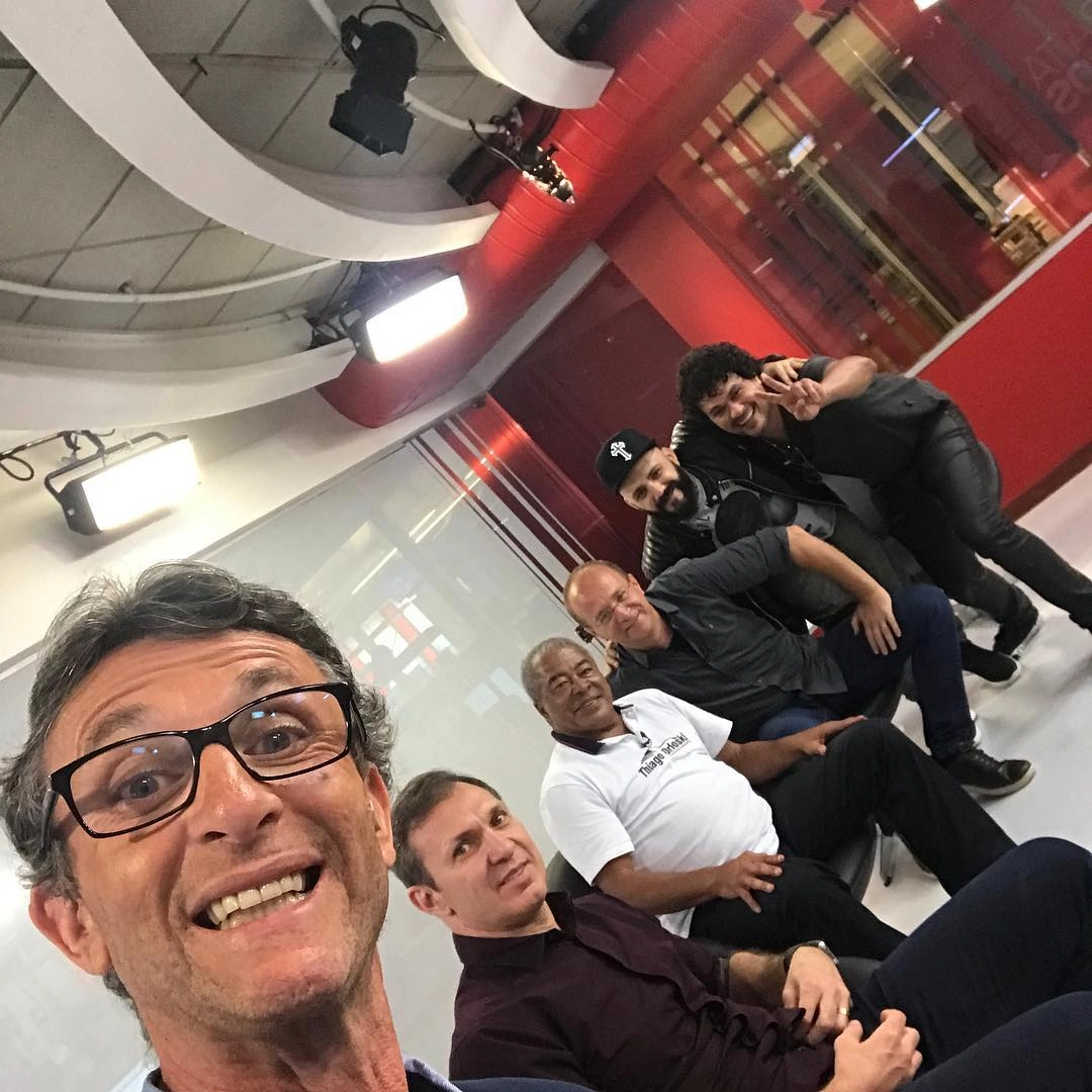 Na TV Bandeirantes, durante o programa Baita Amigos no dia 4 de dezembro de 2017. Da esquerda para a direita, Neto, Velloso, Jairzinho (o Furacão da Copa), Rogério Assis, Daniel (o Alfinete Peixoto) e o cantor Leo Maia. Foto: Reprodução/Instagram