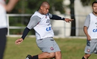 Estreia de Walter com a camisa do Atlético-PR deve acontecer nesta terça