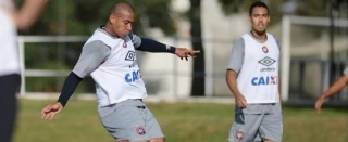 Técnico Milton Mendes ainda não confirmou o time que começa jogando, mas ao menos no segundo tempo Walter deve participar do jogo