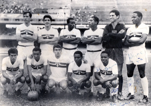 O São Paulo diante de um Morumbi deserto. Em pé temos Bellini, Dias, Tenente, Renato, Suly e Jurandir; agachados estão Valdir Birigui, Zé Roberto, Prado, Valter e Paraná