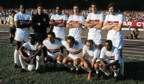 Em 27 de junho de 1971, o São Paulo sagrou-se bicampeão paulista de futebol ao bater o Palmeiras por 1 a 0. No entanto, o árbitro Armando Marques teve influência decisiva no resultado ao anular um gol legítimo de Leivinha para o Verdão. Em pé estão Jurandir, Sérgio, Gilberto, Arlindo, Édson Cegonha e Forlan; agachados vemos Terto, Pedro Rocha, Toninho Guerreiro, Gérson e Paraná. O time do Morumbi era treinado por Osvaldo Brandão e o único gol do jogo foi marcado por Toninho Guerreiro