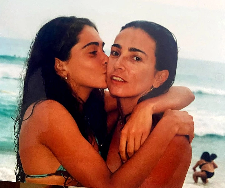 O carinho de Carol Soberg com sua mãe, a saudosa Isabel. Foto: arquivo pessoal de Carol Soberg