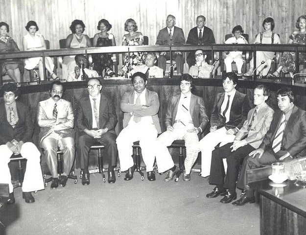 Da esquerda para a direita: Wilson Matos, Armindo Travagim, Carlos Ferreira Gomes, José Luiz Menegatti, Nemésio Sanches e Walter Ensinas, todos na Câmara Municipal de Marília-SP, em 1977, precisamente no dia 30 de janeiro.