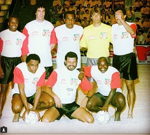 Confronto entre paulistas e cariocas em torneio de Beach Soccer no Ginásio do Ibirapuera nos anos 90. A equipe paulista, em pé, da esquerda para a direita: Wladimir, Casagrande, Luis Pereira, Solitinho e Juninho Fonseca. Agachados: Serginho, Sócrates e Edu. Foto: arquivo pessoal de Casagrande