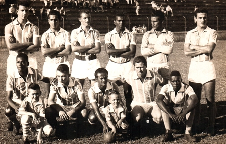 Nesta foto, ele é o primeiro em pé da esquerda para a direita, seguido por Salvador, Nestor, Julião, Ceci e Atílio; agachados, da esquerda para a direita, estão Jofre, Renatinho, Raimundinho, Mickei e Paraná
