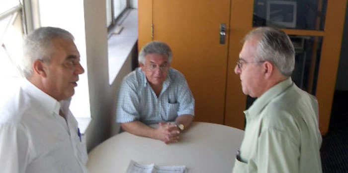 Ciro observa a conversa entre o locutor Roberto Muller e José Luiz Menegatti.