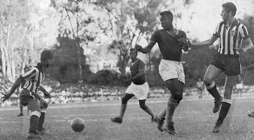 Acima, em 1966, um jogo-treino entre Atlético-MG e seleção brasileira: Pelé só olha e a bola sobra para o atento lateral-esquerdo Décio Teixeira. Atrás do Rei, Paraná! 