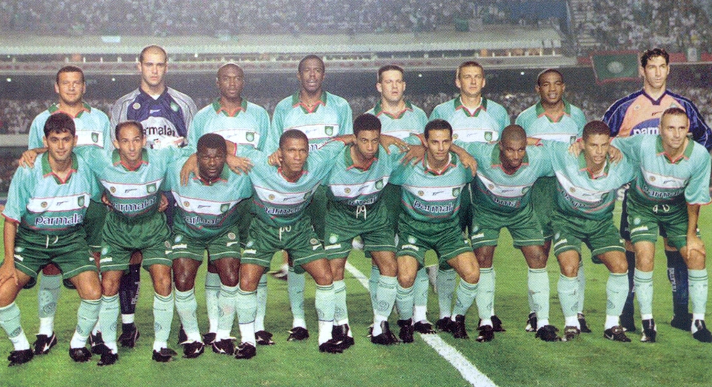 Palmeiras, em 2000. Da esquerda para a direita, em p&eacute;: Agnaldo, Marcos, Tiago Silva, Roque J&uacute;nior, Argel, Galeano, C&eacute;sar Sampaio e S&eacute;rgio. Agachados: Arce, Bas&iacute;lio, Fernando, Jackson, J&uacute;nior, Euller, Nen&eacute;m, Alex e Rog&eacute;rio. Foto: Revista oficial do Palmeiras