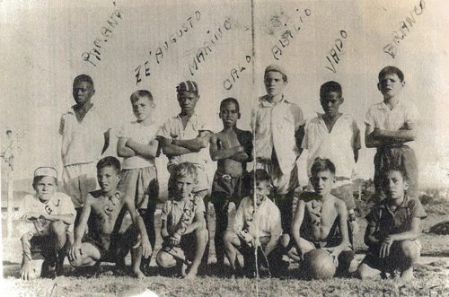 Vejam que imagem histórica de Paraná datada de 1955, quando o ex-ponta estava começando a jogar no Vasquinho de Sorocaba, interior paulista. Em pé estão Paraná, Zé Augusto, Marino, Calo, Abilio, Vado e Branco; agachados vemos Noel, Berto, Ambrósio, Carlinhos, Nei e Néia