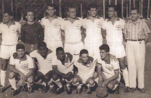 Vejam Paraná em 1959 no Esporte Clube São Bento de Sorocaba. Está ao centro agachado