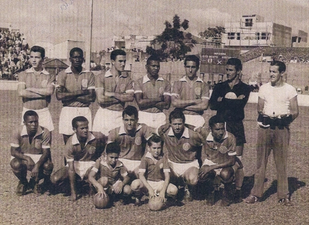 Vejam o querido São Bento em 1961 no estádio Humberto Reale, que já não existe mais. Em pé estão Gibe, Paulinho, Atílio, Julião, Salvador, Ceci e o massagista Navarro; agachados vemos Paraná, Maurinho, Raimundinho, Picolé, Mickey e Bazaninho