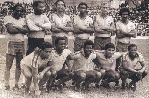 Que timaço de veteranos. Imagine quanto trabalho daria se tivesse realmente atuado junto algum dia profissionalmente. Vemos em pé Djalma Santos, Renato, Minuca, Djalma Dias, Bellini e Oreco e agachados Garrincha, Lima, Paulo Borges, Negreiros e Paraná