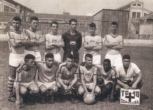 Nova imagem do Teba em 1958, clube sorocabano que brilhou no futebol local. Em pé estão massagista José, Bentevi, Arlindo, Ayala, Julio, Dito e Ditinho; agachados vemos Marino, Afonsinho, Ticão, Paraná e Larrubia