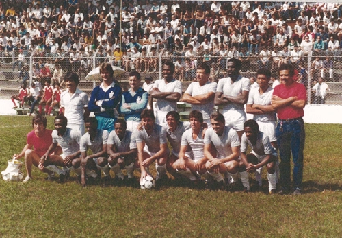 Coral Futebol Clube decidindo título amador. Paraná é o quarto agachado da esquerda para a direita 