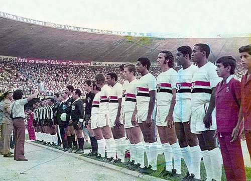 No triangular final do primeiro Campeonato Brasileiro, em 1971, Atlético Mineiro, São Paulo e Botafogo se enfrentaram. O Galo acabou campeão, mas a partir daquele momento formaram-se três novos clássicos nacionais. Na imagem, do começo dos anos 70, veja as equipes de Atlético e São Paulo, no Mineirão, ouvindo o hino nacional. Da esquerda para a direita: Dadá Maravilha, Vanderlei, Vantuir, Ronaldo, Humberto Monteiro, Lola, Humberto Ramos, Grapete, Tião, o goleiro Renato, pessoa não identificada, o trio de arbitragem, o goleiro Sérgio Valentim, Toninho Guerreiro, Forlan, Teodoro, Samuel, Paulo Nani, Gilberto Sorriso, Arlindo, Terto e Paraná. 
