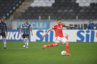 Thiago Galhardo marcou o gol do Inter, enquanto Pepê fez para o Grêmio. Foto: Ricardo Duarte/Internacional