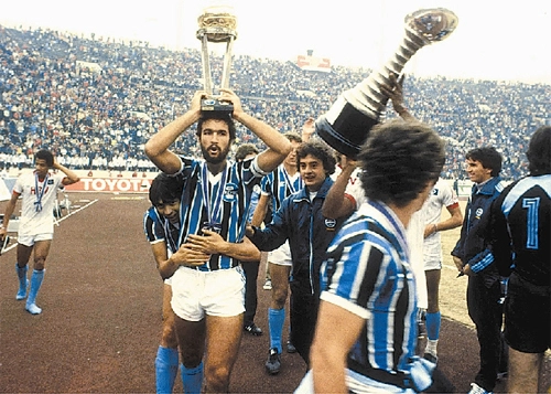 Um dos maiores momentos da carreira de De León, senão o maior: a conquista do Mundial de 1983 pelo Grêmio. Nesta foto, está sendo abraçado pelo ex-volante China. O camisa 1, de costas, é o querido Mazaropi
