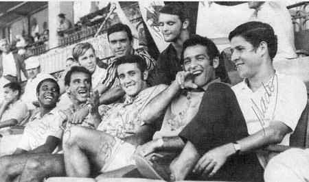 Na arquibancada do estádio São Januário, no jogo Vasco 1 x 0 Campo Grande, em 1968: Pedro Paulo e Valdir (na fileira de cima). Abaixo (da esquerda pra direita), estão Nei, Silvinho, Buglê, Bianchini e Nado. A foto é uma das relíquias do livro 