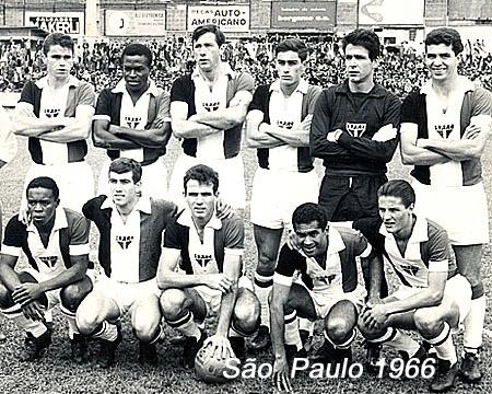 Confira um São Paulo diferente com uma camisa criada pelo jornalista Paulo Planet Buarque, à época conselheiro e Diretor do Departamento de Futebol do Tricolor. Pedro Luiz Boscato, nosso atento colaborador, tem uma história sobre esta camisa, usada pelo São Paulo em três oportunidades: 