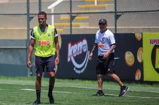 O técnico Jorge Sampaoli, à direita, durente treino na Cidade do Galo. Foto: Bruno Cantini / Agênia Galo / Clube Atlético Mineiro