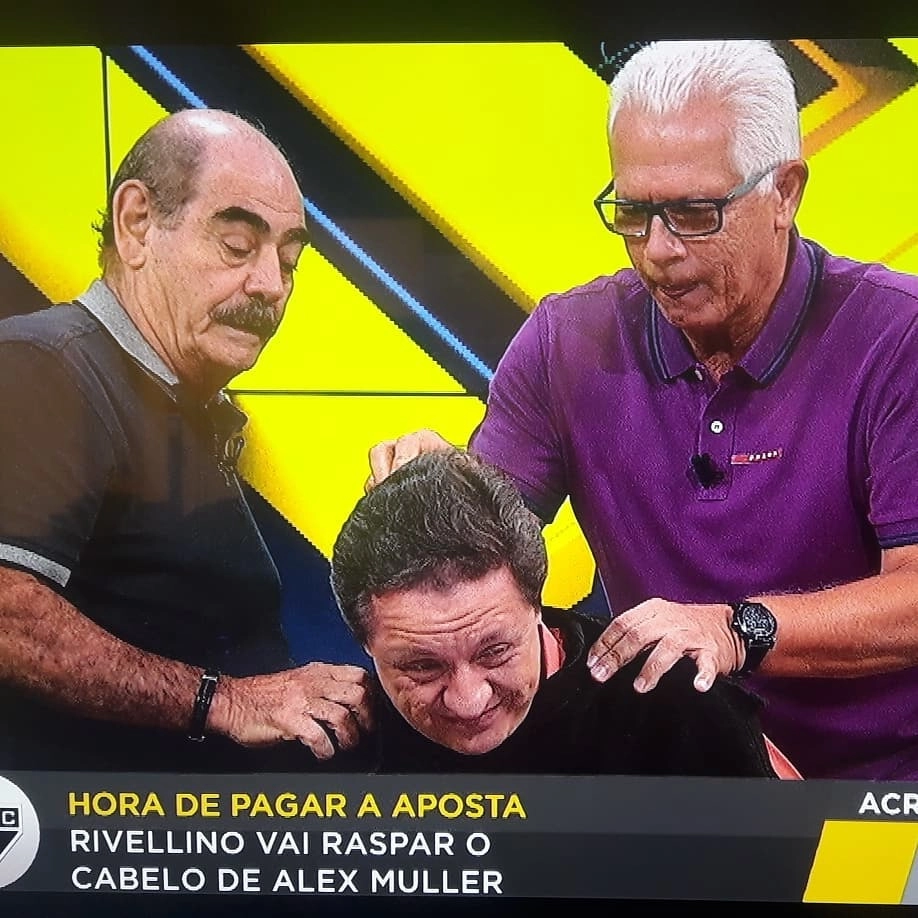 Rivellino e Leão raspando o cabelo de Alex Muller no Esporte Interativo, em 4 de dezembro de 2017, durante o programa + 90. Alex perdeu a aposta... Ele achava que o São Paulo seria rebaixado no Brasileirão. Foto: arquivo pessoal de Alex Muller 