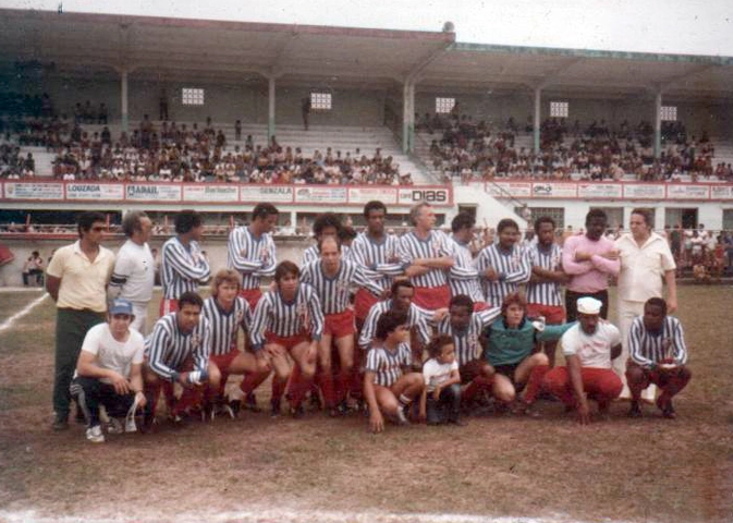 Em pé, da esquerda para a direita: Paulo Leão, Beraldo, Djalma Dias, Tarciso, Zé Carlos, Bellini, Paulo Borges, Zé Carlos II, Zé Roberto, Orlando e pessoa não identificada. Agachados: Nivaldo, Garrincha, Dirceu Kruger, Tião Abatiá, Lance, Ivair, Toninho, Zé Luis, massagista Ditinho e Paraná. Foto enviada por Moisés Bueno