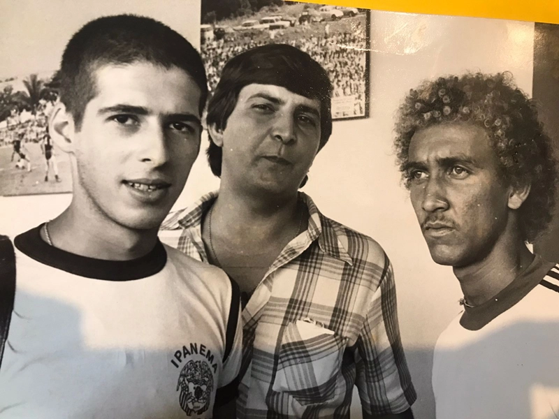 Em 1978, o jornalista Nelson Nunes, o fotógrafo Ronaldo Reis e Biro-Biro, que estava chegando ao Corinthians. Foto: arquivo pessoal de Nelson Nunes