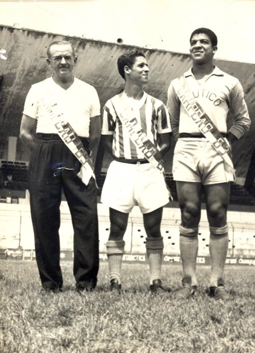 Lula está á direita vestindo orgulhosamente a faixa de campeão pernambucano de 1963 pelo Náutico. Ao lado dele está Nado, que também brilhou com a camisa do Timbu 