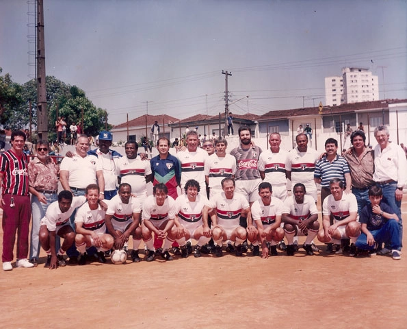 Da esquerda para a direita, em pé: Hélio Silva (o primeiro), Ademar Pantera (o quinto), seguindo-se um goleiro não identificado, Chicão, Toninho II, outro goleiro não identificado, Arlindo Galvão, Teodoro, Prado e dois amigos. Agachados: Terto, Paulo Nani, Nelsinho, Muricy, Silva, Valdir Birigui, Nenê Peito de Pombo, Paraná e Virgílio. Foto: Sarkis