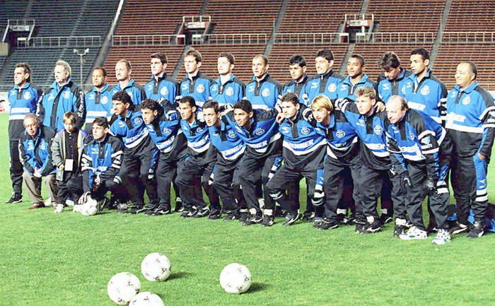 jogadores e comissão técnico do Grêmio posam para foto antes da final, no Japão. Crédito FSP - 27.nov.1995/France Presse 