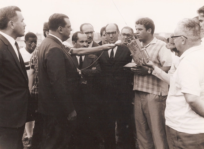 Waldemar Mariz de Oliveira é o segundo, da esquerda para a direita. Paraná, ao fundo, coça o nariz, enquanto Henri Aidar tem o rosto parcialmente 